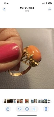 Anillo de piedra coral de oro amarillo macizo de 18k Foto 1 de 2