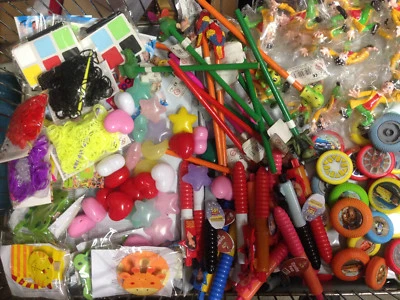 200 Teile  Karton Wurfmaterial Karneval Fasching Restposten  Spielzeug - Bild 1 von 2