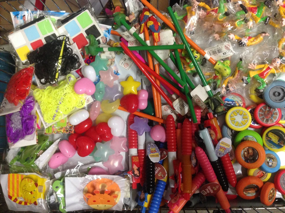 300 Teile  Karton Wurfmaterial Karneval Fasching Restposten  Spielzeug Plüsch - Bild 1 von 2