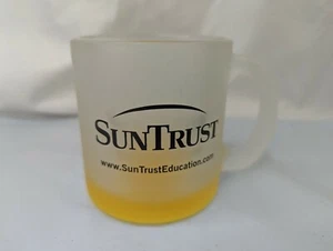Taza de café Suntrust con fondo amarillo esmerilado EE. UU. - Imagen 1 de 8
