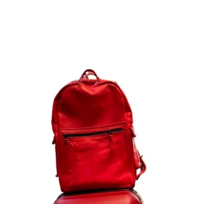 Mochila de cuero rojo con correas para maleta Foto 1 de 2