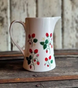Gisela Graham 14 cm Erdbeeren Bauernhaus Landhaus Küche Kanne Bone China - Bild 1 von 1