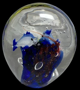 Kunstglas Briefbeschwerer Fische schwimmen um Korallen kontrollierte Blasen 3” x 2,5” - Bild 1 von 10