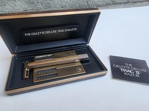 Rasoio Vintage NOS Gillette Deluxe Trac II Gold Edizione Limitata con Custodia e Cartucce - Foto 1 di 2