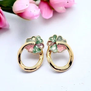 Vintage Emaille goldfarbene Ohrringe grün Blumen Posten 1" L - Bild 1 von 7