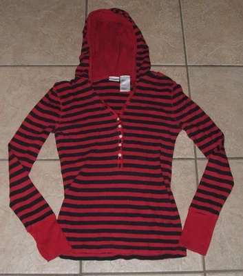 Camisa com capuz listrada vermelha e preta tamanho Jr média (7/9) algodão elástico manga longa - Imagem 1 de 2