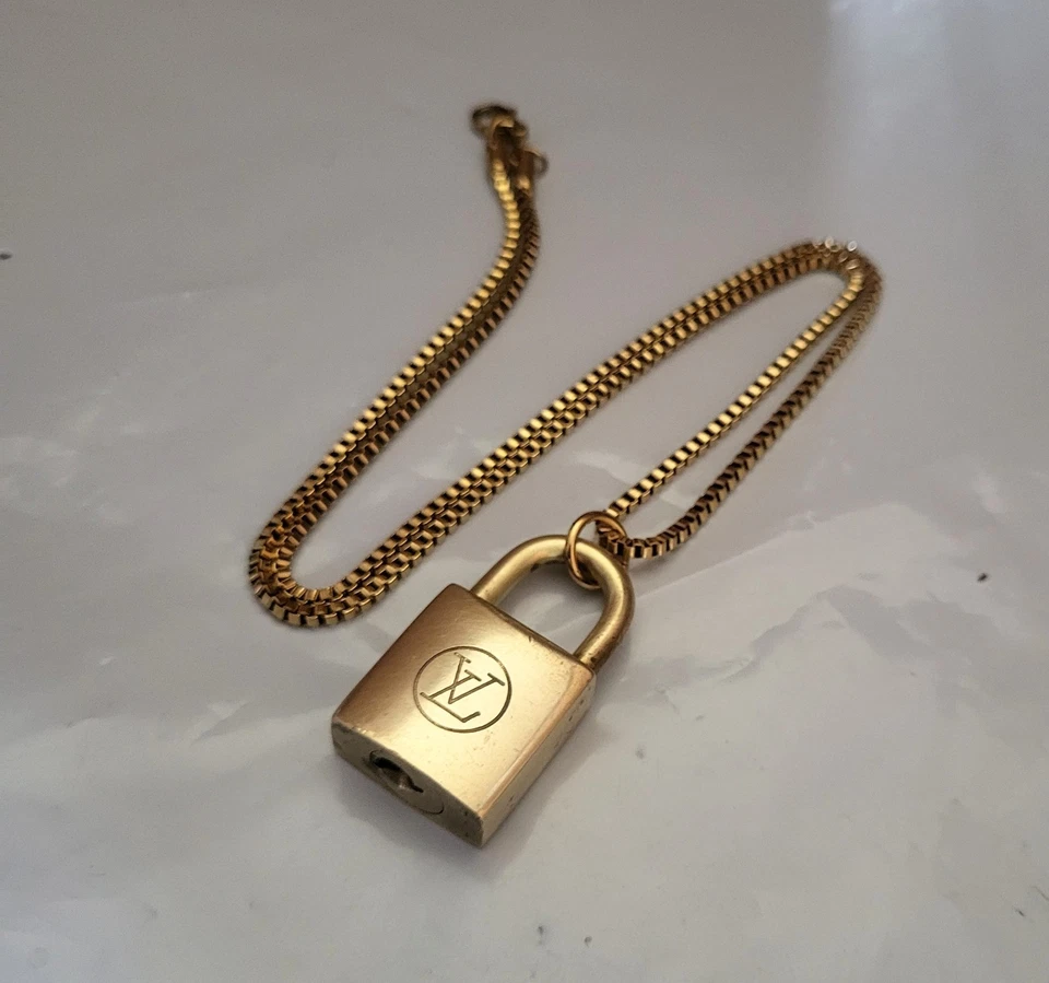 Auténtico candado Louis Vuitton vintage (sin llave) y collar de acero sin marca Foto 1 de 4