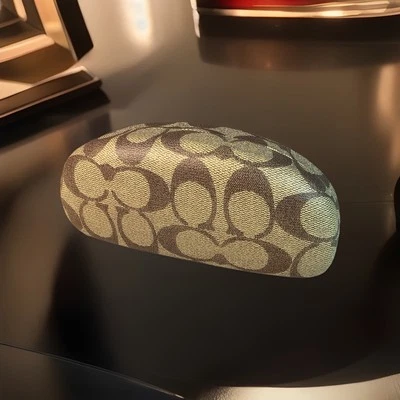 Estojo rígido feminino COACH CLASSIC MONOGRAM CLAMSHELL Design *ENVIO RÁPIDO* - Imagem 1 de 4