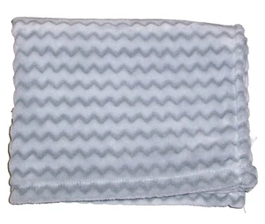 Manta de bebé Chevron en zigzag gris Cloud Island blanco de felpa suave - Imagen 1 de 2