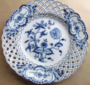 MEISSEN ONION PATTERN 8" ROUND PIERCED PLATE - GILT TRIM (10920) - Picture 1 of 4