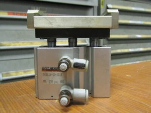 😏 SMC 150 PSI GUIDED CYLINDER 16 MM BORE 10 MM STROKE MGQL16-10-XC18 - Bild 1 von 9