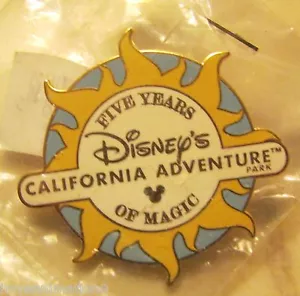 Pin Disney 45462 DLR Exclusivo Elenco 5 Aniversario DCA Pin - Imagen 1 de 2