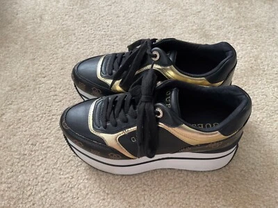Zapatillas Guess Doble Plataforma Camrio Con Cordones Negras/Doradas Talla 9M EE. UU. Foto 1 de 4