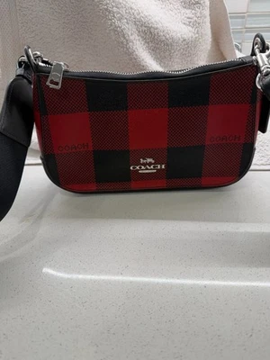 Bolso Bandolera COACH C6818 Estampado a Cuadros Negro 1941 Rojo Multi y Cartera a Juego Foto 1 de 4