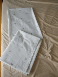 A pair of unisex flat cot sheets - 130 x 100cm - used - Picture 1 of 3
