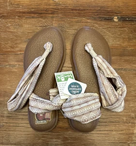 Sanuk Damen Yoga Sling 2 Druck Sandalen Größe 6 beige hellbraun Flip Flop Argyle neu mit Etikett - Bild 1 von 23