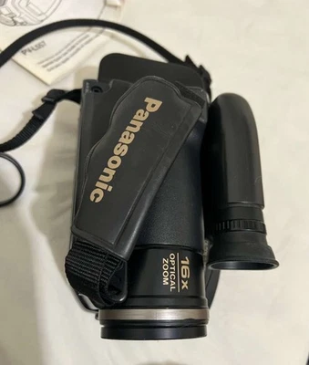 Panasonic Camcorder Palmcorder VHS-C Palm Sight PV-L557 16x Optical Zoom - Image 1 of 4