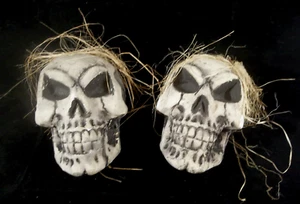 Paar haarige Halloween Styropor Totenköpfe - Bild 1 von 9