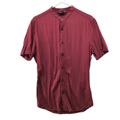 Camisa de rayón con cuello de banda para hombre M borgoña rojo vino manga corta fluida de Asos Foto 1 de 4