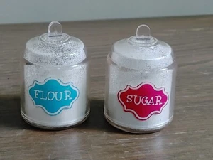 American Girl Gourmet Küche Mehl & Zucker Kanister Gläser Mini Puppe Essen - Bild 1 von 7