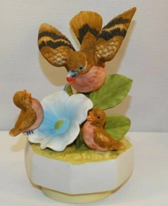 VINTAGE MUSIC BOX BISQUE ROBIN FEEDING 2 BABIES PLAYS THEME FROM THE GODFATHER - Picture 1 of 7