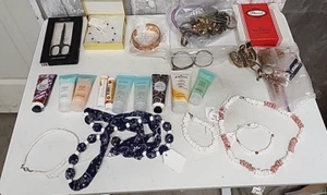 Womens Jewelry Makeup Junk Drawer Lot Necklaces Collectibles - Imagen 1 de 9