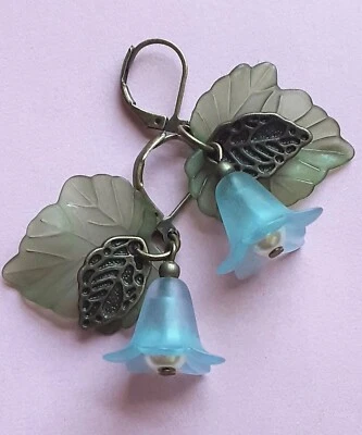 Pendiente azul pálido FLOR Acrílico HOJA Vidrio Perla BRONCE PALANCA ESPALDA XX Foto 1 de 3