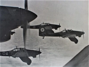 Zweiter Weltkrieg - Stukas neue Bedrohung im Mittelmeer - Newsweek Magazin 27. Januar 1941 - Bild 1 von 12