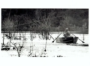 Foto original 1980 pescador pescando en Busse Woods Reservoir en Chicago Illinois - Imagen 1 de 2