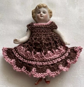 Häkelkleid für 3 1/2" Puppenhaus Puppe Mignonette Biskuit Kestner braun/rosa - Bild 1 von 6