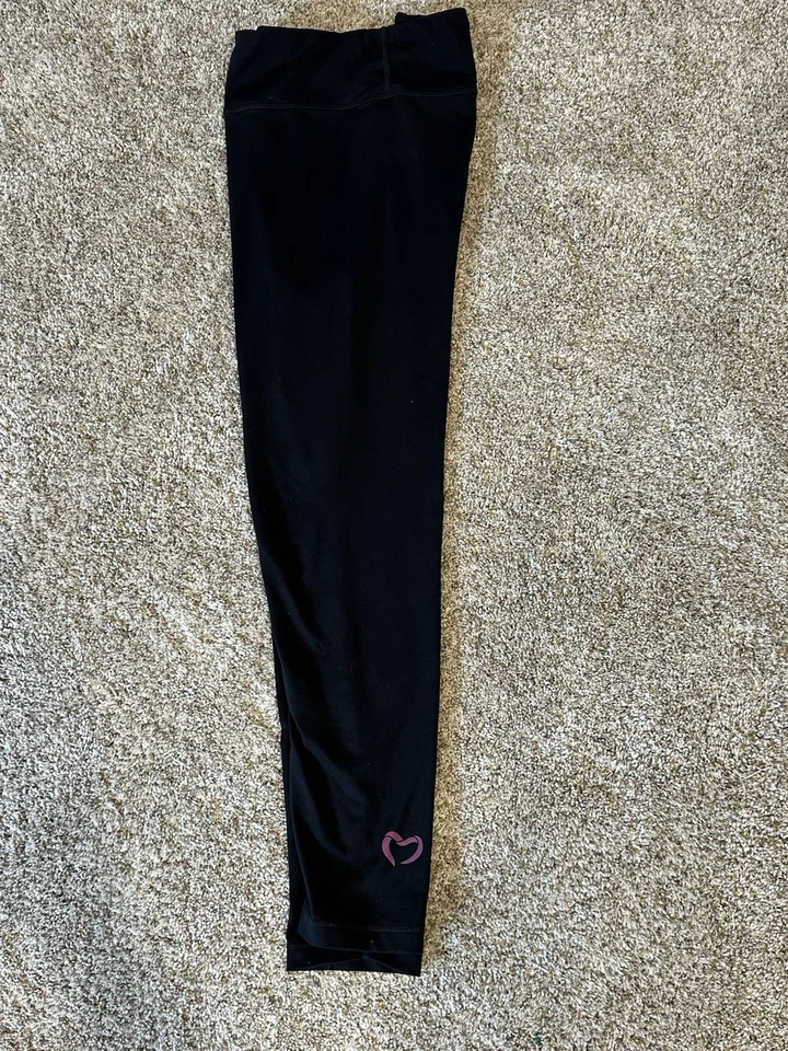 Leggings negros medianos estilo capri con corazón en un tobillo marca Sport-Tek Foto 1 de 1