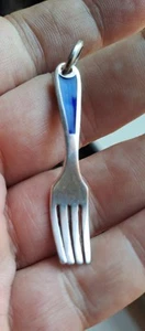 CIONDOLO VINTAGE ANNI 70 ARGENTO 925 E SMALTO BLU POSATA FORCHETTA - Foto 1 di 10