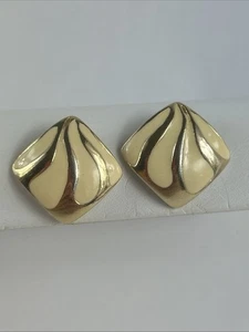 Vintage Ohrstecker goldfarben quadratisch creme Blütenblätter 3/4" Retro - Bild 1 von 3