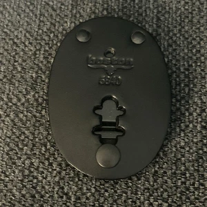 Portainsignia Boston Cuero Ovalado Clip Acabado Liso (Cuero Negro) 5840 NUEVO - Imagen 1 de 3