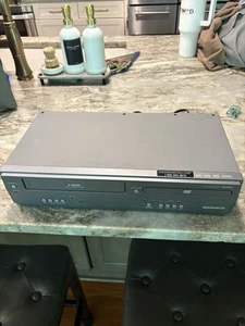 Magnavox DV200MW8 A DVD VCR Combo Player VHS Recorder - Tested - No Remote - Picture 1 of 2