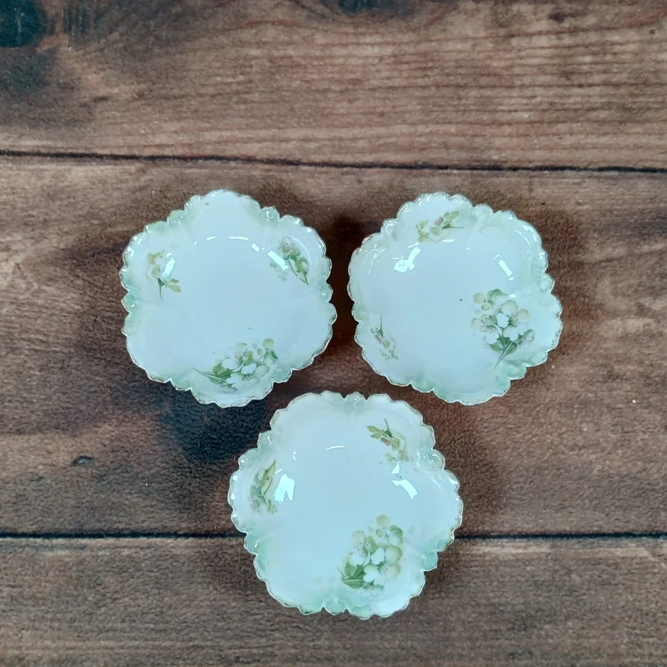 Juego de 3 platos baratijas vintage con borde festoneado diseño floral borde verde Foto 1 de 4