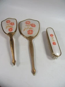 Vintage Waschtisch Set 3-teilig bestickt Blumen Deko Handspiegel & 2 Haarbürsten. - Bild 1 von 8