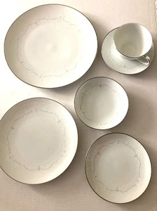 Noritake Dinner Set which includes 6 pieces - Picture 1 of 2
