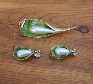 SET ORECCHINI VINTAGE FOGLIA VERDE E FINTA PERLA 2,5" SPILLA E CLIP SENZA MARCHIO - Foto 1 di 2