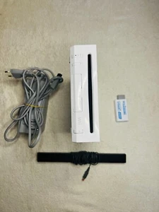 CONSOLE NINTENDO WII COMPLETA COLORE BIANCA + ADATTATORE HDMI - FUNZIONATE - Foto 1 di 3
