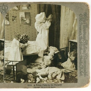Almohada eduardiana para niños lucha Stereoview c1902 niños y muñeca en juego B2518 - Imagen 1 de 4