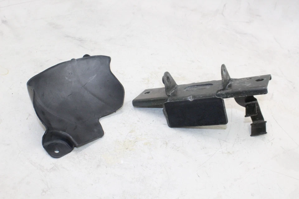 01-07 SUZUKI HAYABUSA GSX1300R OEM GAS TANK FUEL CELL PETROL RESERVOIR BRACKET - Image 1 of 4