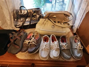 Four pairs of shoes and three purses - Picture 1 of 3