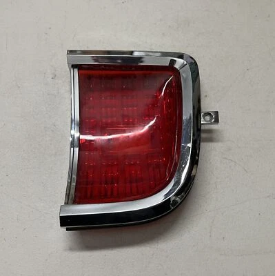 Chrysler Wagon 1965 luz trasera derecha exterior cromada ciudad y campo y lente Foto 1 de 3