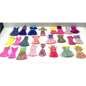 Barbie Puppenkleidung Paket 24 Kleider Outfits Fashion Fun Pink Label #2 - Bild 1 von 5