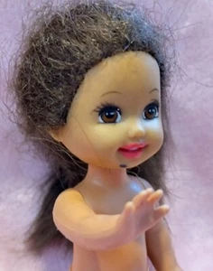 Muñeca Barbie Mattel niña niño 1994 pelo largo castaño ojos marrones 5 pulgadas - Imagen 1 de 5