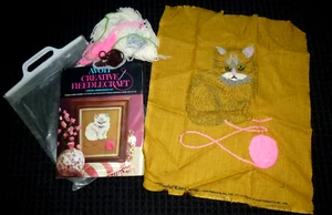 Kit ricamo vintage 1972 Avon Crewel gattino giocoso INIZIATO 12x16" - Foto 1 di 7