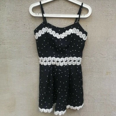 Tuta corta shorts stellata salopette ASOS nero stelle pizzo macramè XS NUOVO - Imagen 1 de 4