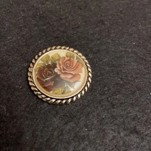 Clip sciarpa vintage rotonda tono oro/belle rose, marcata Germania - Foto 1 di 5