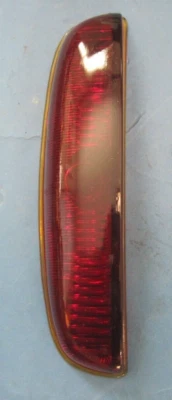 Lente de luz trasera Kaiser 1949-1950 lado izquierdo Foto 1 de 2